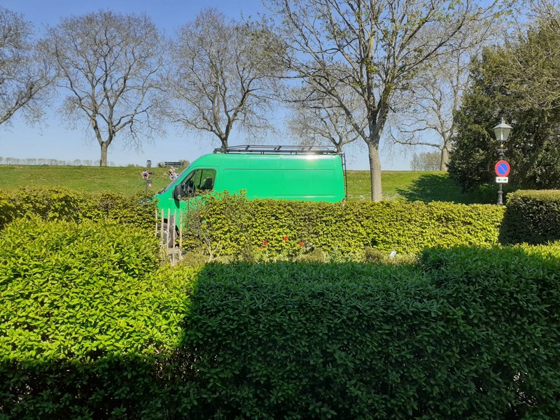 groene bus in het groen